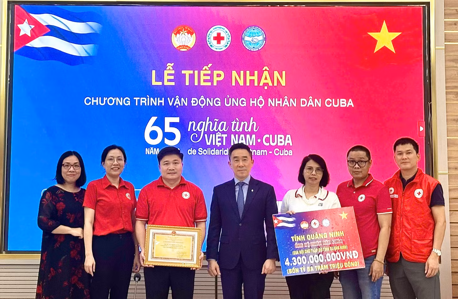 Lãnh đạo Trung ương Hội Chữ thập đỏ Việt Nam tiếp nhận số tiền 4,3 tỷ đồng ủng hộ nhân dân Cuba đợt 1 và trao bảng ghi nhận tấm lòng vàng cho Hội Chữ thập đỏ tỉnh Quảng Ninh ngày 14/10/2025.