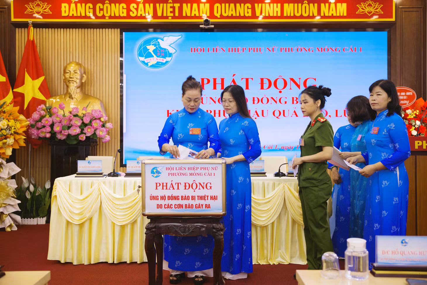 Cán bộ, hội viên phụ nữ phường Móng Cái 1 ủng hộ đồng bào bị thiệt hai do thiên tai.