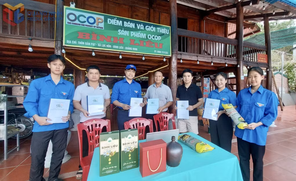 Huyện Đoàn Bình Liêu hướng dẫn, hỗ trợ người dân trên địa bàn tham gia chương trình OCOP tạo gian hàng và bán sản phẩm trên sàn thương mại điện tử.