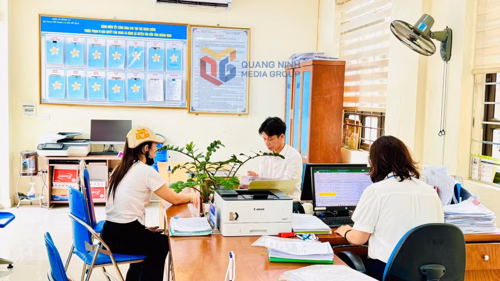 Tiếp nhận, giải quyết thủ tục hành chính cho công dân tại UBND xã Đông Xá (Vân Đồn). Ảnh: Mạnh Trường