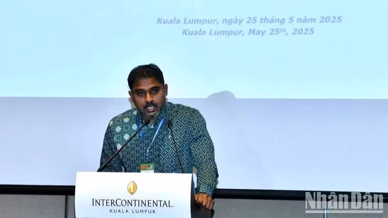 Chủ tịch Phòng Thương mại và Công nghiệp Ấn Độ Kuala Lumpur và Selangor Nivas Ragavan phát biểu ý kiến. (Ảnh: THANH GIANG)