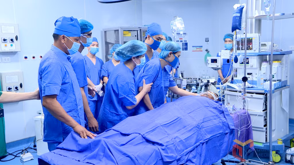 Chị Lường Thị Chung nghẹn ngào tiễn biệt chồng.