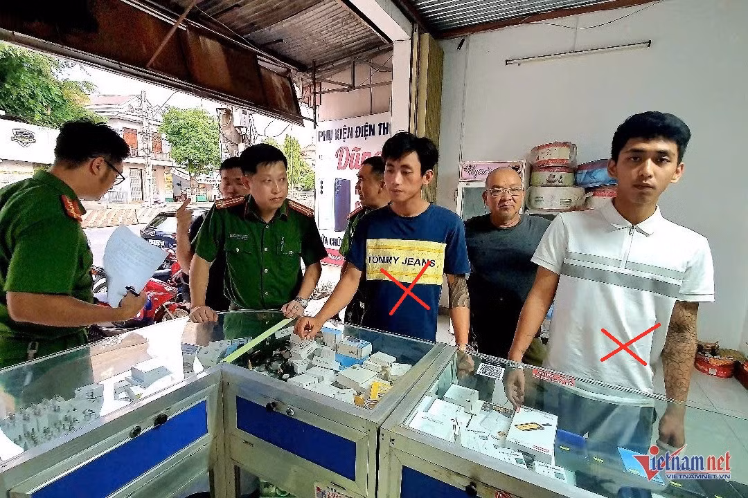 Đối tượng Y Lý Sơn và Thái Hữu Hoàng (đánh dấu X) từ phải qua trái. Ảnh: Hải Dương