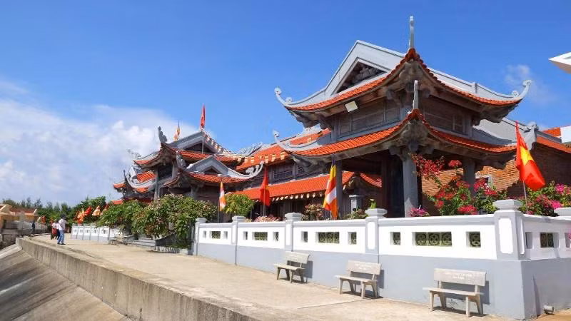 Chùa Đá Tây A bên thềm sóng.