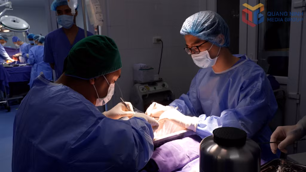 Các bác sỹ tiến hành rửa thận trước khi ghép cho 2 bệnh nhân tại Bệnh viện Đa khoa tỉnh.
