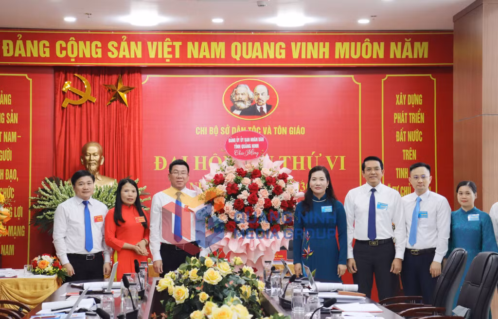 Lãnh đạo Đảng uỷ UBND tỉnh và UBND tỉnh tặng hoa chúc mừng đại hội (5-2025). Ảnh: Cao Quỳnh