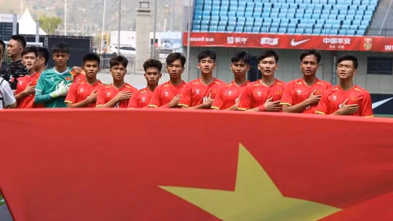 Các thành viên U16 Việt Nam hát quốc ca trước giờ bóng lăn. (Ảnh: VFF)