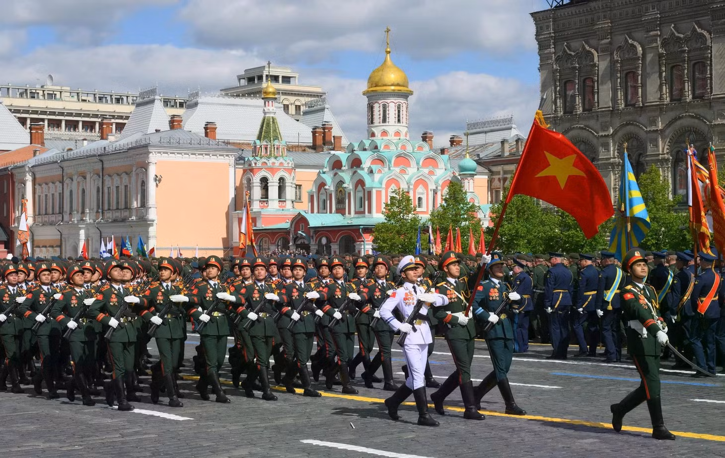 Đoàn Quân đội Nhân dân Việt Nam tham gia duyệt binh trên Quảng trường Đỏ.