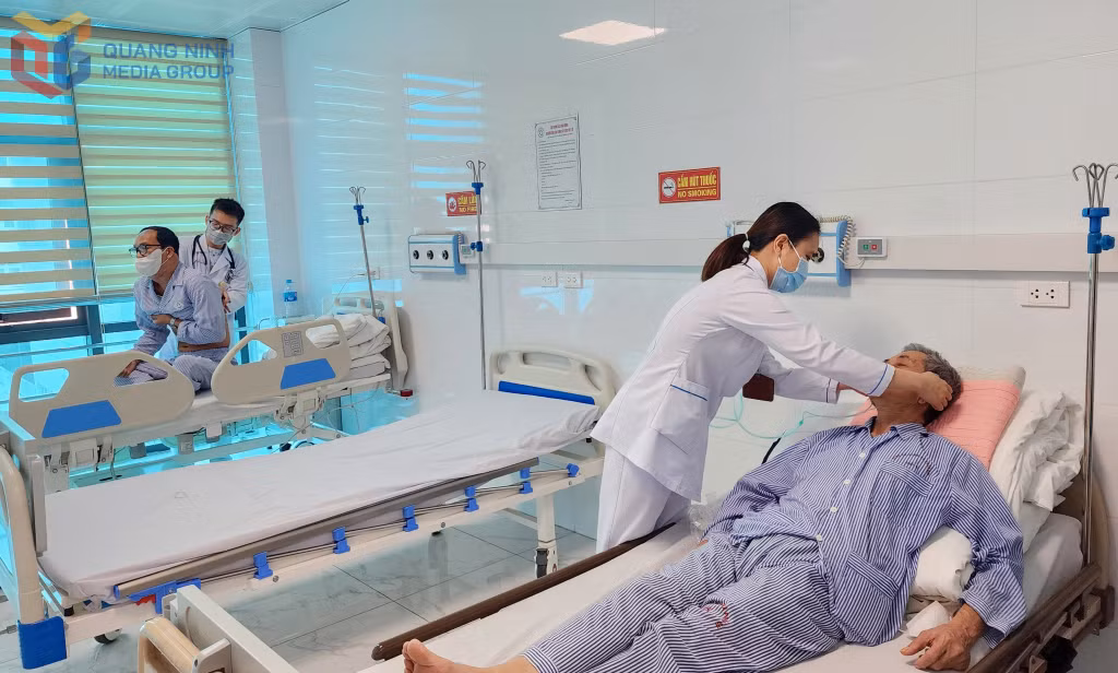 Các y, bác sĩ Bệnh viện Phổi Quảng Ninh đang chăm sóc, điều trị cho người bệnh mắc bệnh phổi tắc nghẽn mạn tính (COPD).
