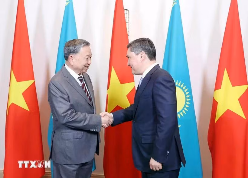 Tổng Bí thư Tô Lâm hội kiến Thủ tướng Kazakhstan Olzhas Bektenov. (Ảnh: Thống Nhất/TTXVN)