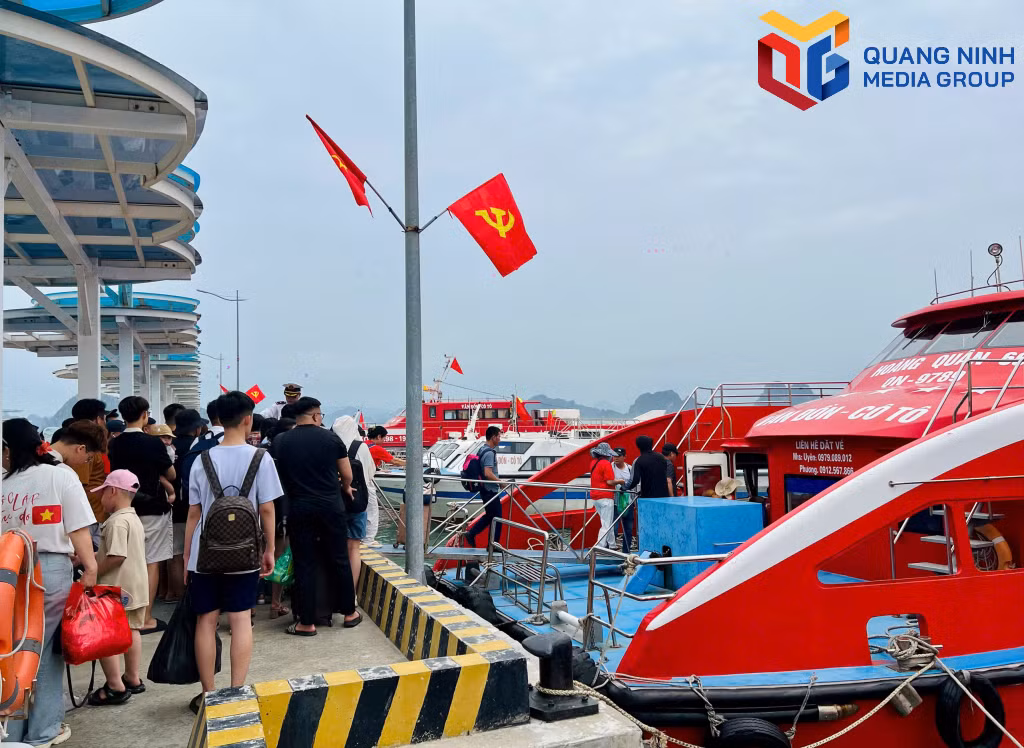 Khách du lịch xuống tàu được kiểm soát chặt chẽ, không để chở quá số người quy định.