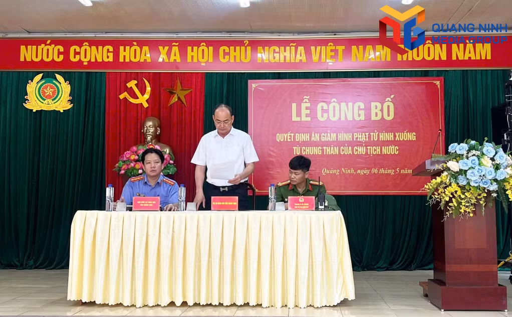 Đại diện TAND tỉnh công bố quyết định ân giảm của Chủ tịch nước.