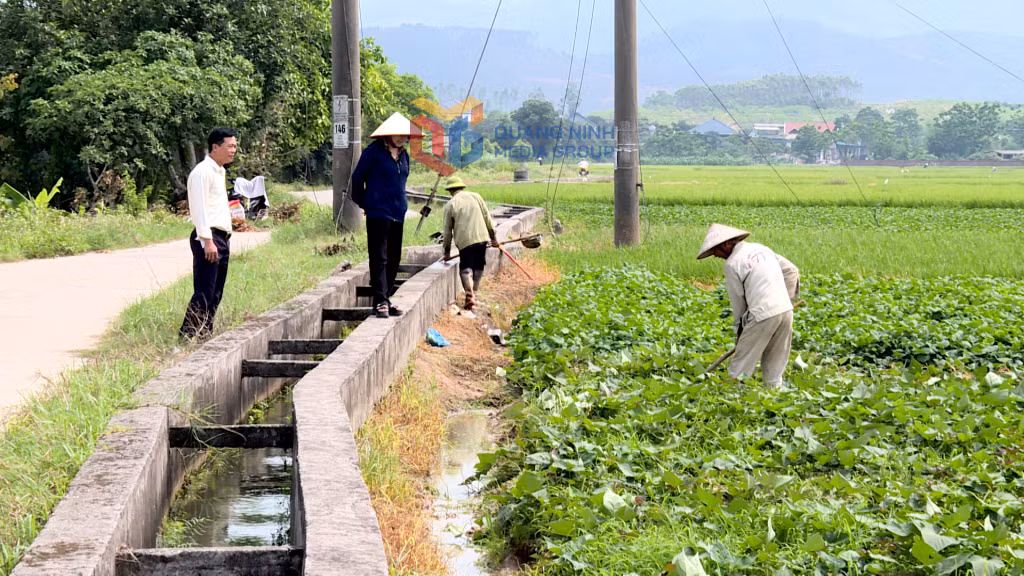 Cán bộ thủy lợi xuống địa bàn tuyên truyền người dân sử dụng tiết kiệm nước.