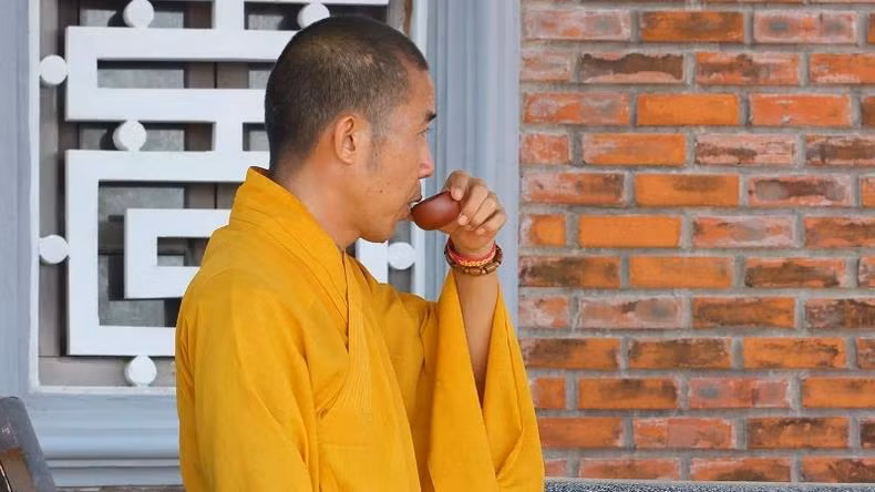 Khoảnh khắc đầy thư thái của Đại đức Thích Nhuận Hiếu.