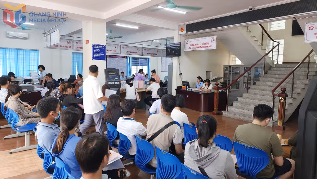Người dân đến giải quyết TTHC tại Chi nhánh Trung tâm Phục vụ hành chính công TP Uông Bí.