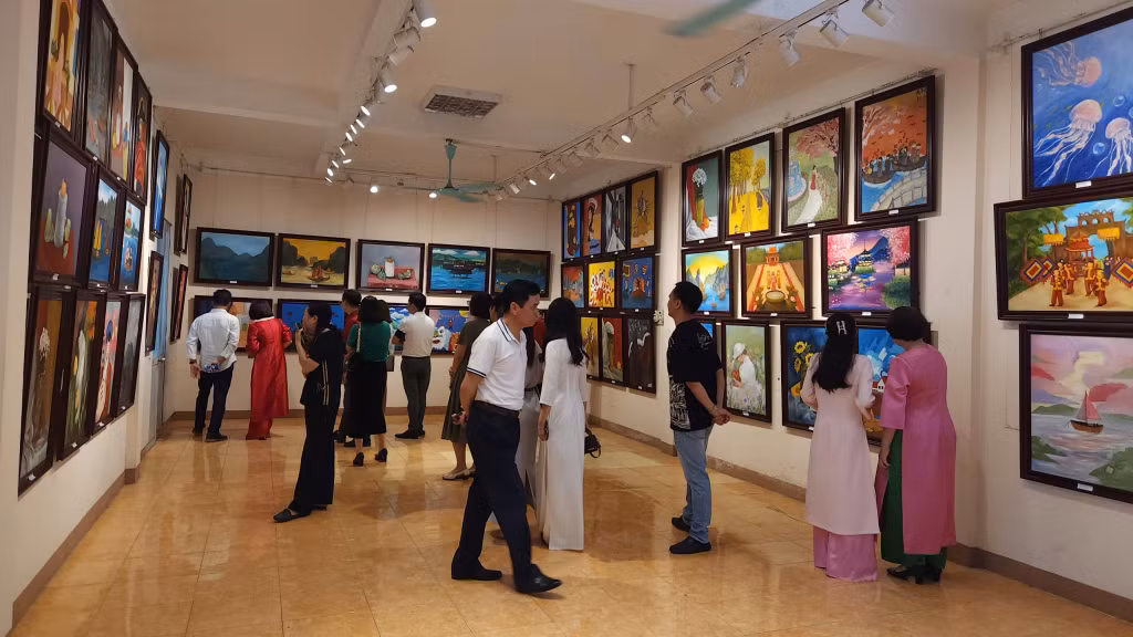 Triển lãm giới thiệu 110 tác phẩm của 28 sinh viên Trung cấp Hội họa, Trường Đại học Hạ Long.