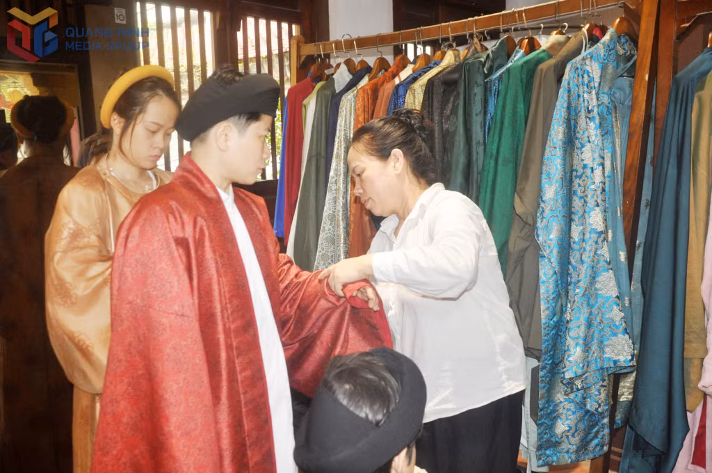 Cổ phục tại Yên Tử có nhiều kiểu dáng, màu sắc khác nhau phù hợp với nhiều đối tượng khách.