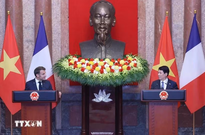 Chủ tịch nước Lương Cường và Tổng thống Pháp Emmanuel Macron tại buổi gặp gỡ báo chí. (Ảnh: Lâm Khánh/TTXVN)