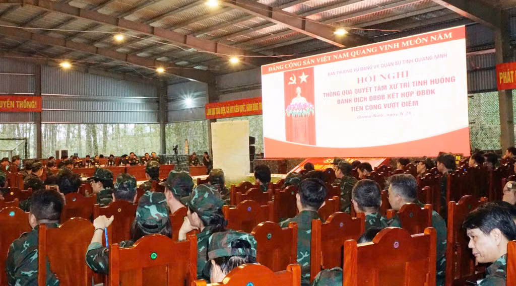Hội nghị thông qua quyết tâm xử trí tình huống địch đổ bộ đường biển kết hợp đổ bộ đường không tiến công vượt điểm.