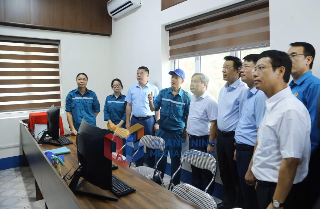 Đồng chí Bí thư Tỉnh ủy kiểm tra hệ thống giám sát, kiểm nghiệm mẫu và chất lượng nước tại Nhà máy nước Hoành Bồ (5-2025). Ảnh: Thu Chung