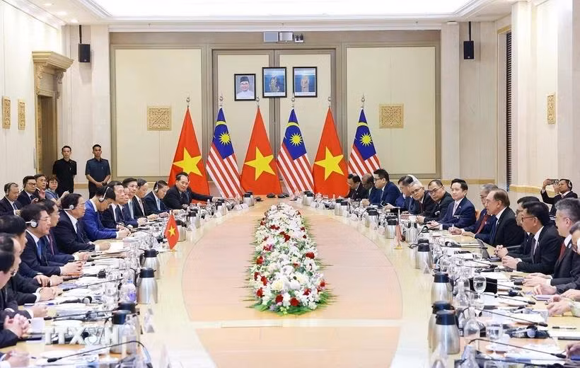 Thủ tướng Phạm Minh Chính hội đàm với Thủ tướng Malaysia Anwar Ibrahim. (Ảnh: Dương Giang/TTXVN)