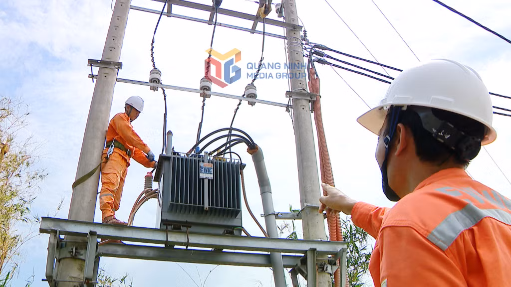 Công nhân ngành Điện lực Quảng Ninh bảo trì hệ thống điện.