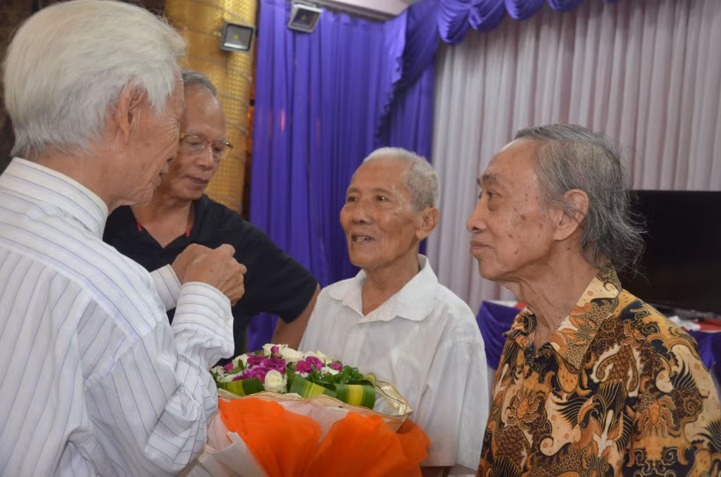 Nhà báo Tạ Kim Hùng, nhà báo Đỗ Kha và nhà thơ Dương Tường tặng hoa chúc mừng nhà báo Như Mai.
