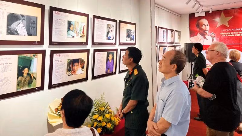 Triển lãm thu hút đông đảo công chúng trong và ngoài nước.