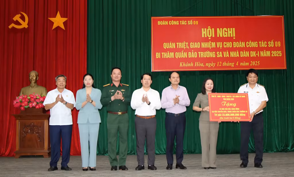 Trong chuyến công tác, thay mặt Tỉnh uỷ, HĐND, UBND, UBMTTQ và lực lượng vũ trang tỉnh Quảng Ninh, đồng chí Vi Ngọc Bích, Phó Chủ tịch Thường trực HĐND tỉnh đã trao tặng số tiền 33 tỷ đồng cho quân và dân huyện đảo Trường Sa để xây dựng 3 nhà văn hoá cộng đồng tại đảo Thuyền Chài.