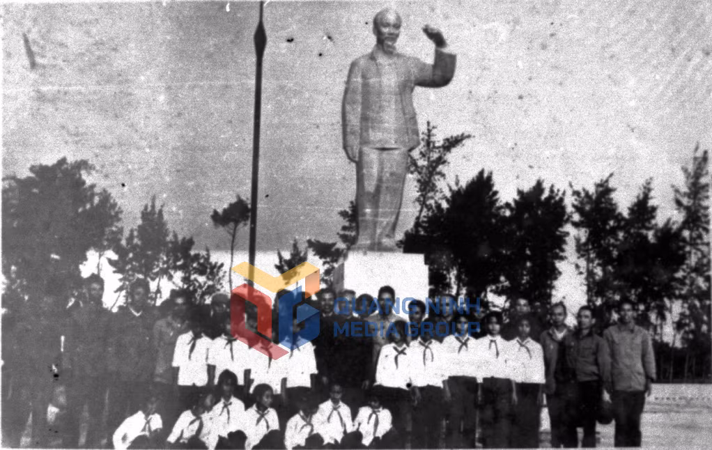 Các đoàn đại biểu dự lễ khành thành tượng đài Bác Hồ trên đảo Cô Tô ngày 09/05/1976. Ảnh: Tư liệu