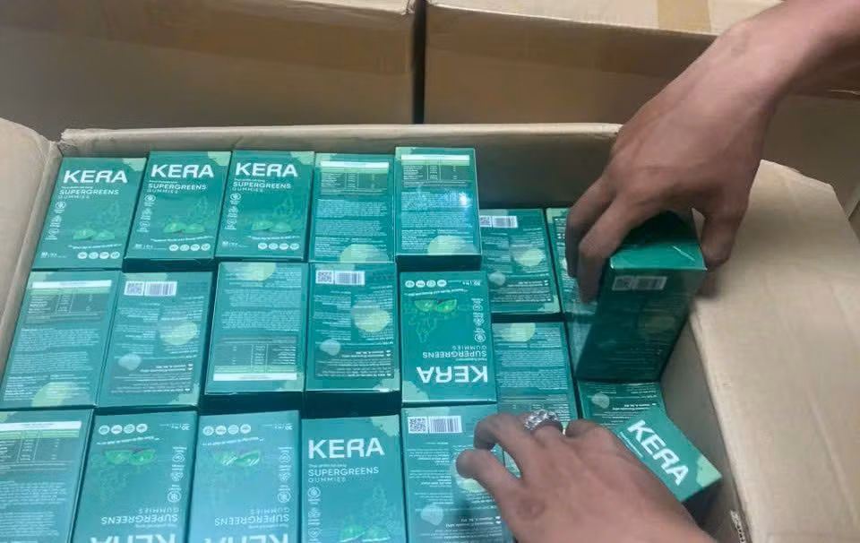 Hơn 135.000 hộp kẹo Kera được bán ra thị trường, đem lại số tiền gần 18 tỉ đồng, riêng Thùy Tiên được trả tiền hoa hồng gần 7 tỉ đồng. Đây là một trong những vụ kinh doanh hàng giả, hàng kém chất lượng ồn ào thời gian qua. Ảnh: Công an cung cấp