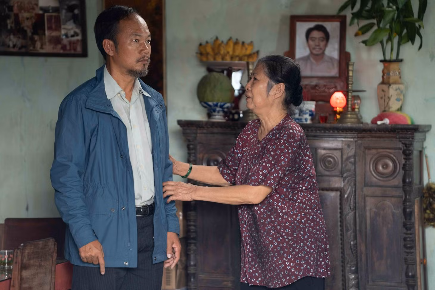Hình ảnh trong phim Thám tử Kiên (ảnh trên) và Lật mặt 8 đang rượt đuổi ngoài rạp Việt.