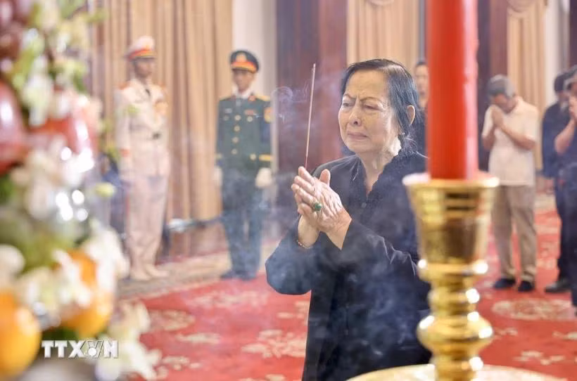 Đại diện gia đình của nguyên Chủ tịch nước Trần Đức Lương tại Thành phố Hồ Chí Minh tại lễ viếng. (Ảnh: Hồng Giang/TTXVN)