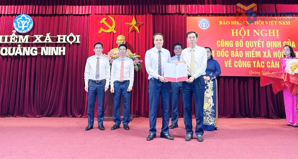 Ông Đào Việt Ánh, Phó Giám đốc BHXH Việt Nam trao Quyết định của Giám đốc BHXH Việt Nam cho ông Bùi Minh Đức, Giám đốc BHXH Khu vực VIII từ ngày 1/6/2025. 