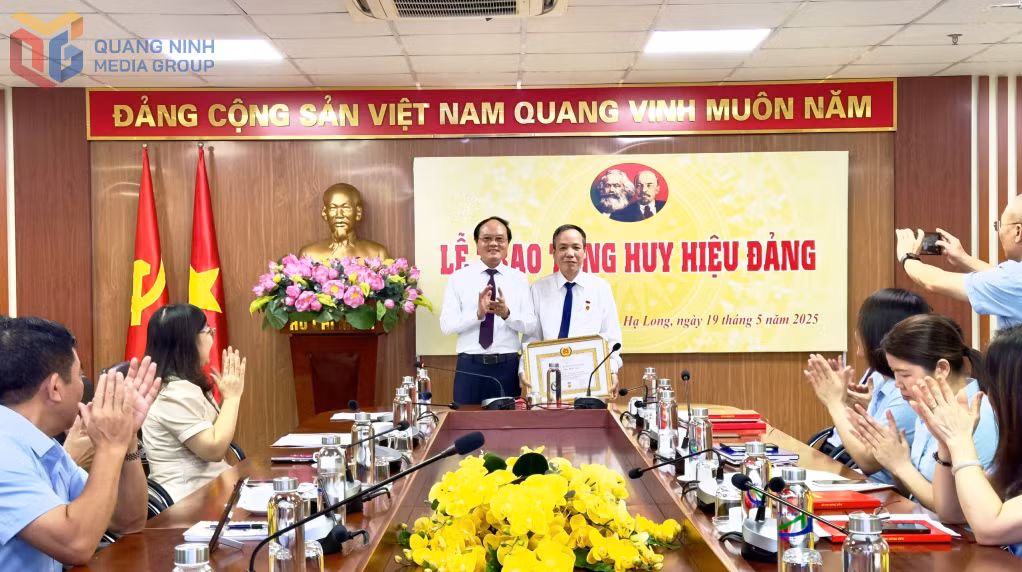 Đồng chí Hoàng Quang Hải, Phó Bí thư chuyên trách Đảng ủy các cơ quan tỉnh đã trao tặng Huy hiệu 30 năm tuổi Đảng cho đồng chí Đàm Minh Tuấn, Trưởng Phòng Biên tập báo Quảng Ninh – Báo Hạ Long, Đảng bộ Trung tâm Truyền thông tỉnh Quảng Ninh.