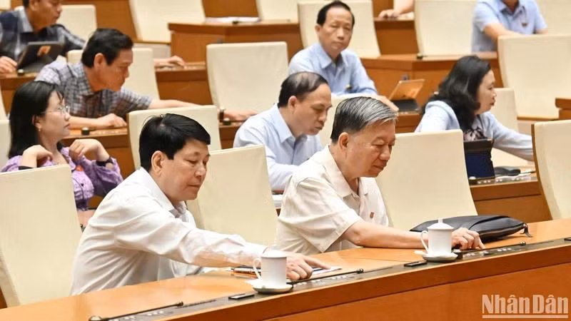 Các đại biểu Quốc hội biểu quyết thông qua Nghị quyết của Quốc hội về một số cơ chế, chính sách đặc biệt phát triển kinh tế tư nhân. (Ảnh: THỦY NGUYÊN)