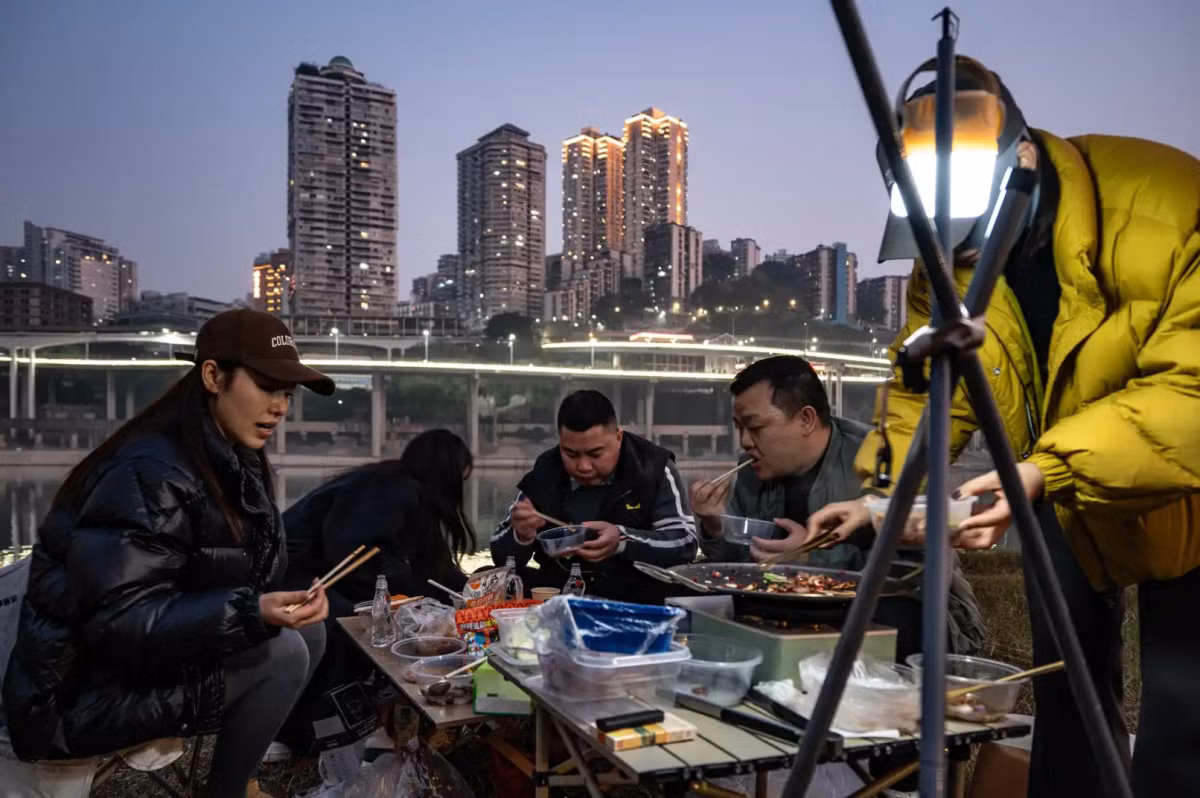 Một nhóm bạn thưởng thức tiệc nướng bên bờ sông Gia Lăng ở quận Giang Bắc, Trùng Khánh.