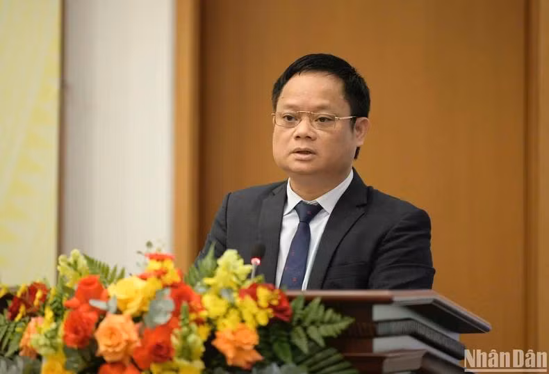 Phó Chủ nhiệm Văn phòng Quốc hội Vũ Minh Tuấn báo cáo về dự kiến chương trình Kỳ họp thứ 9, Quốc hội khóa XV. (Ảnh: DUY LINH)
