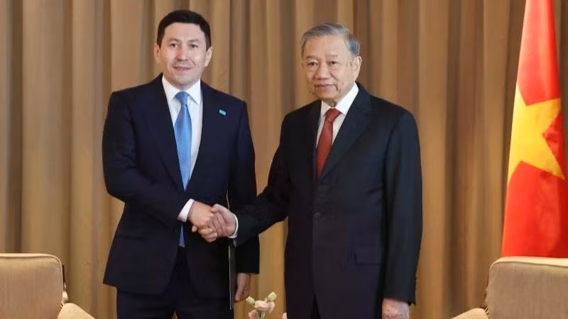 Tổng Bí thư Tô Lâm tiếp Tổng Giám đốc Quỹ đầu tư Quốc gia Kazakhstan Samruk-Kazyna Nurlan Zhakupov. (Ảnh: TTXVN)