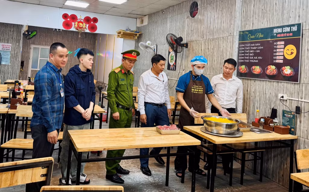 Đoàn liên ngành huyện Cô Tô kiểm tra cơ sở bị phản ánh về ATTP. (Hình ảnh do địa phương cung cấp.)