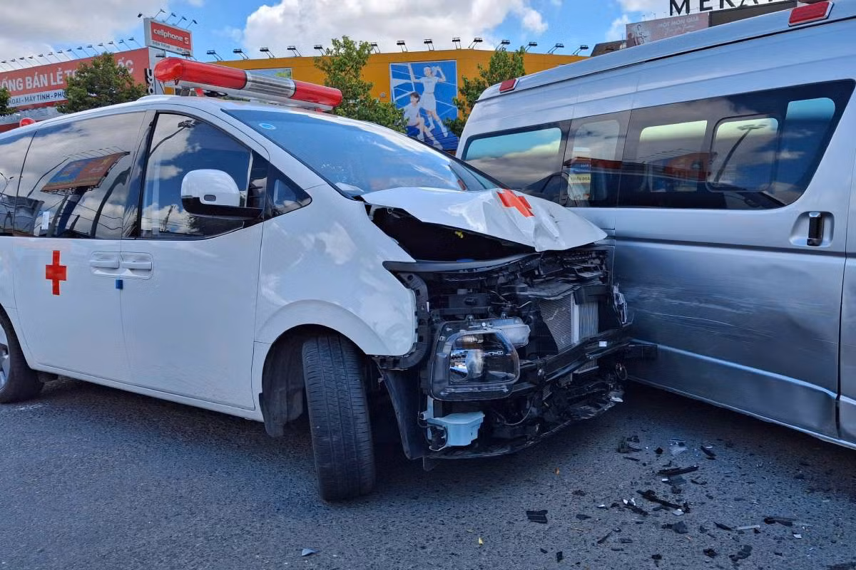Hai xe cứu thương va chạm nhau ở Cần Thơ ảnh 2