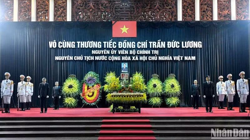 Linh cữu nguyên Chủ tịch nước Trần Đức Lương quàn tại Nhà tang lễ Quốc gia (số 5 Trần Thánh Tông, thành phố Hà Nội). (Ảnh: ĐĂNG KHOA)