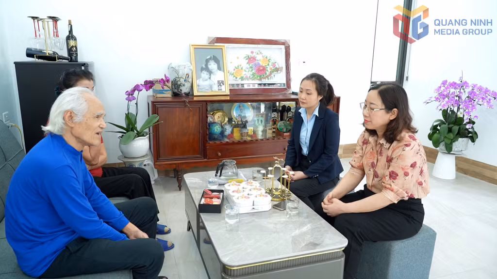 Lãnh đạo phường Hồng Hải (TP Hạ Long) thăm hỏi, động viên gia đình thương binh Nguyễn Hữu Trí nhân dịp kỷ niệm ngày 30/4.