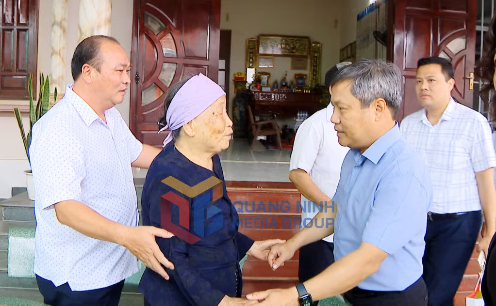Đồng chí Bí thư Tỉnh ủy Vũ Đại Thắng ân cần thăm hỏi sức khỏe của Mẹ VNAH Phạm Thị Chuyên (5-2025). Ảnh: Thu Chung