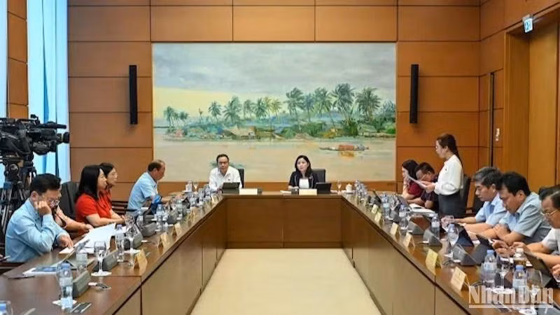 Đại biểu Quốc hội thảo luận ở tổ sáng 23/5. (Ảnh: BÙI GIANG)