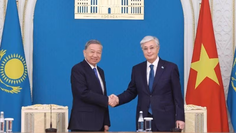 Tổng Bí thư Tô Lâm và Tổng thống Kassym-Jomart Tokayev thông qua Tuyên bố chung về thiết lập quan hệ Đối tác chiến lược Việt Nam-Kazakhstan. (Ảnh: TTXVN)