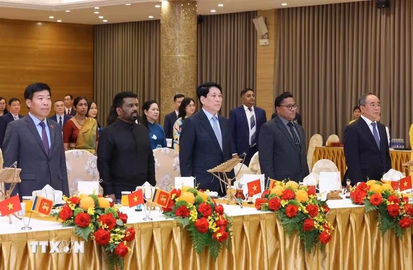 Chủ tịch nước Lương Cường và Tổng thống Sri Lanka Anura Kumara Dissanayaka cùng các đại biểu dự tiệc chiêu đãi. (Ảnh: Lâm Khánh/TTXVN)