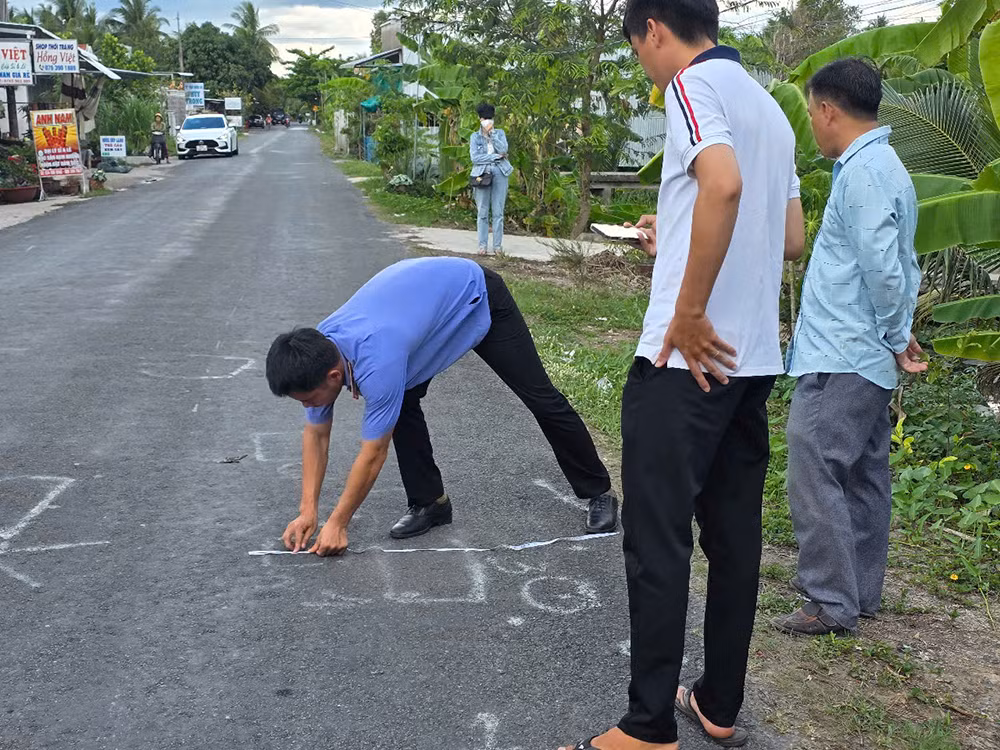 Cục điều tra VKSND tối cao điều tra tại hiện trường vụ tai nạn. Ảnh: Đàm Đệ