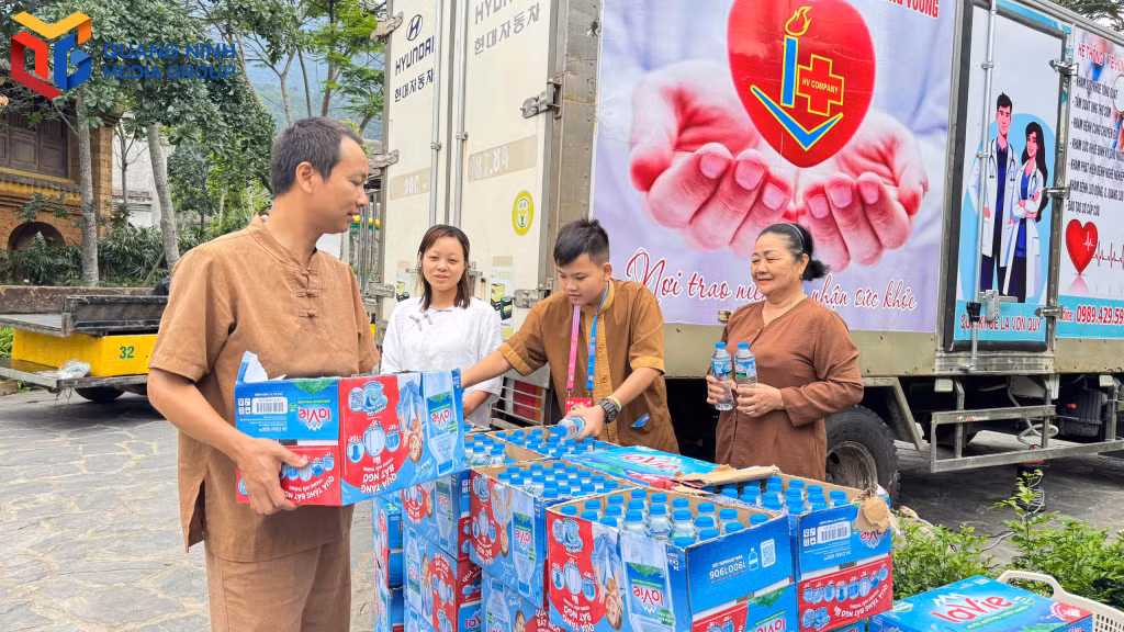 Đoàn thiện nguyện của tỉnh Bắc Giang hỗ trợ nước uống cho nhân dân có nhu cầu.