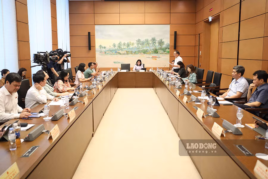 Quang cảnh cuộc họp tổ số 13 chiều 20/5. Ảnh: Tô Thế